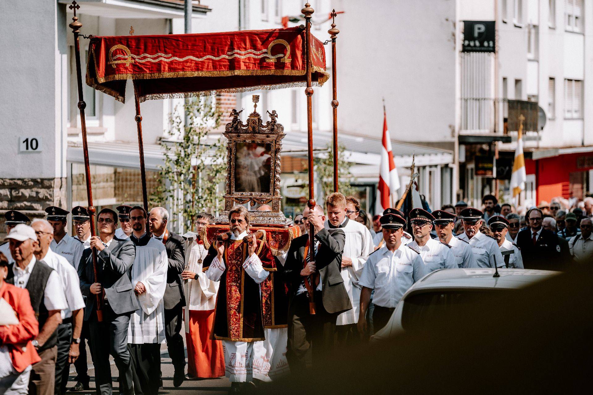 Quelle: Marcel Ditrich, Walldürn Blutschrein bei der Prozession durch die Wallfahrtsstadt Walldürn