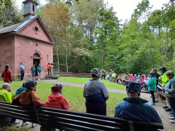 Fahrradpilger an der Waldkapelle "Märzenbrünnlein"