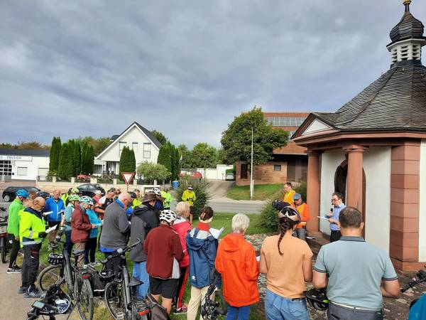 Treffpunkt der Radler und Radlerinnen an der Friedenskapelle in der Würzburger Str. in Walldürn