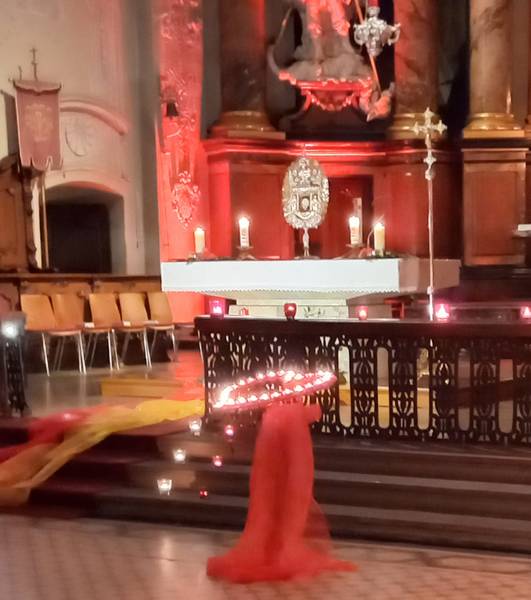Illuminierte Wallfahrtsbasilika während Stay and Pray