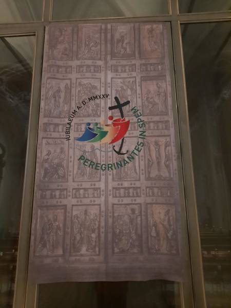 Banner der Hl. Pforte in der Basilika, symbolisiert die heilige Pforte des Petersdorm in Rom