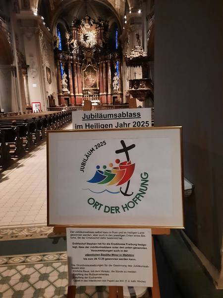 Hinweistafel für den Ablass im heiligen Jahr 2025 in der Wallfahrtsbasilika
